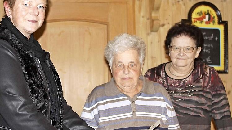 Die Ehrung für 40-jährige Mitgliedschaft für Grete Letsch (Mitte) nahm im Namen des FU-Kreisverbandes Petra Öhring (links) vor. Mit im Bild die Ortsvorsitzende Elisabeth Wunder.  Foto: mw