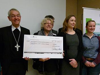 Erzbischof Ludwig Schick bei der symbolischen Scheckübergabe an Vertreter der Caritas-Beratungsstellen, die die Anträge an die Familienstiftung stellen Foto: Marion Krüger-Hundrup