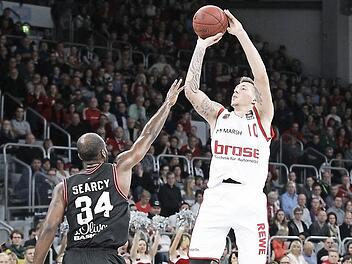 Daniel Theis lässt es nicht nur unter dem Korb krachen, er hat auch ein lockeres Händchen. Hier wirft er aus der Halbdistanz über den Würzburger Devin Searcy hinweg. Foto: sportpress
