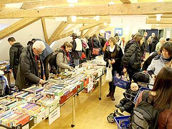 Bücherwürmer kommen beim Flohmarkt in der Stadtbücherei auf ihre Kosten. Foto: Stella Madlener