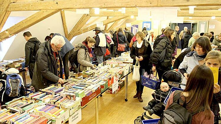 Bücherwürmer kommen beim Flohmarkt in der Stadtbücherei auf ihre Kosten. Foto: Stella Madlener