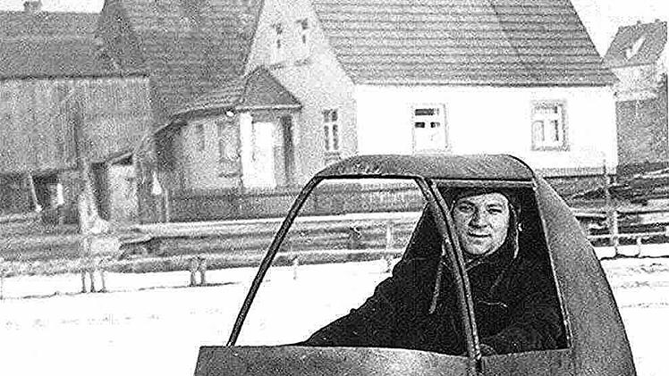 Das Bild zeigt das von dem Zeiler Rudolf Weigmann entwickelte Modell eines Einspurkraftfahrzeuges bei einer Probefahrt auf dem Zeiler Fußballplatz.