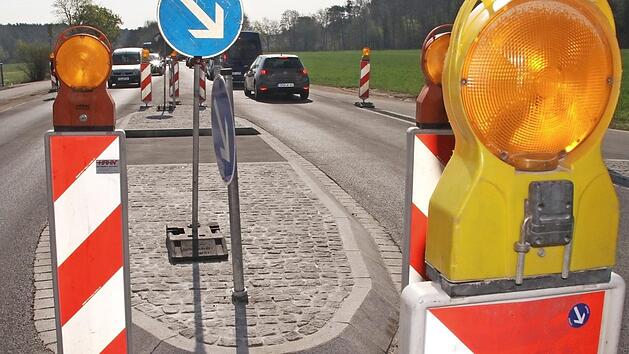 Die Radler sollen an dieser Stelle die Stra&szlig;e von rechts nach links queren, um auf dem beidseitig nutzbaren Radweg in Richtung Erlangen zu fahren.  Foto: Michael Busch
