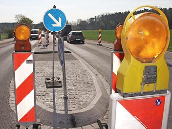 Die Radler sollen an dieser Stelle die Straße von rechts nach links queren, um auf dem beidseitig nutzbaren Radweg in Richtung Erlangen zu fahren.  Foto: Michael Busch