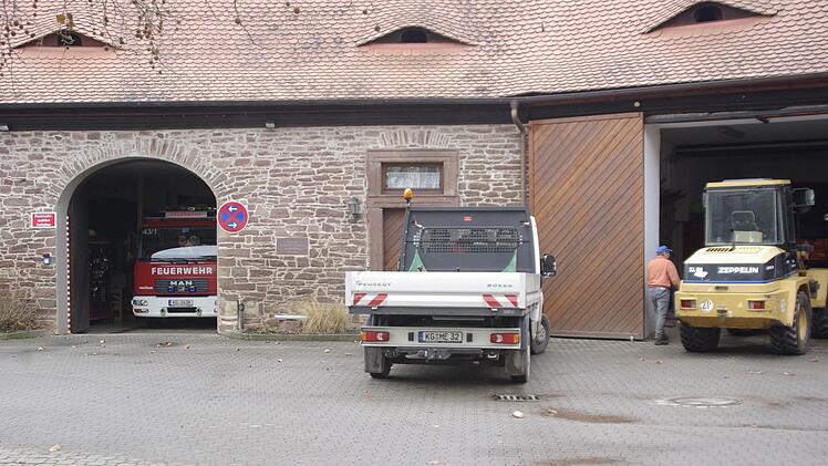 Im Hof des Erthal-Schlosses fehlt der Freiwilligen Feuerwehr Platz. Deshalb ist ein Neubau im Trimberger Weg geplant.  Foto: Winfried Ehling/Archiv