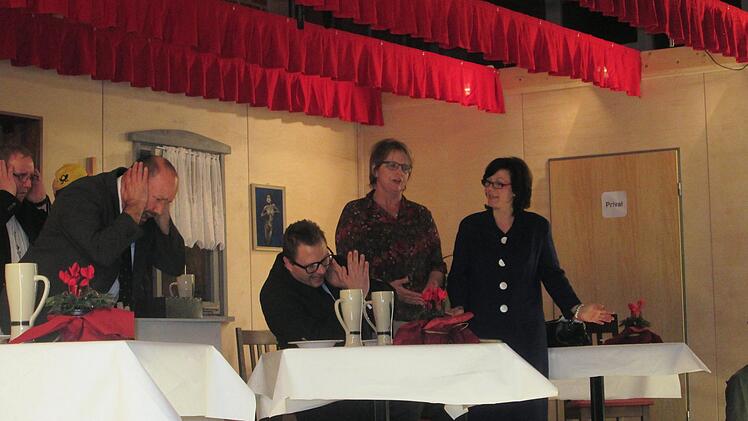 Anna Himmelreich und Gundi Sänger stimmen ein Kirchenlied an.                            Foto: Winfried Ehling