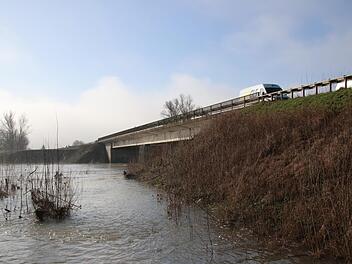 Die Brücken wurden 1932 errichtet und 1945 teilweise von der Wehrmacht gesprengt. 1958 begann der Wiederaufbau, seit 1960 sind sie wieder unter Verkehr. Foto: Sebastian Schanz