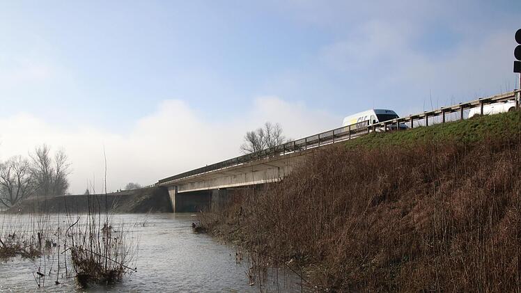 Die Brücken wurden 1932 errichtet und 1945 teilweise von der Wehrmacht gesprengt. 1958 begann der Wiederaufbau, seit 1960 sind sie wieder unter Verkehr. Foto: Sebastian Schanz