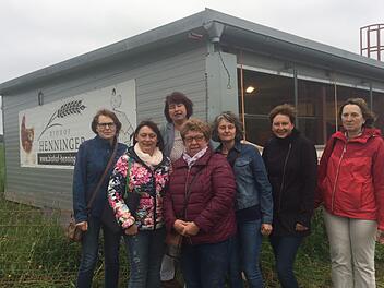 Die Kreisbäuerin Edeltraud Häusler (2. von links) und ihre Stellvertreterin Helene Greubel (3. von links) haben die jährliche Sommertagung der Ortsbäuerinnen mit dem Besuch des Bio-Hofes Henninger in Detter organisiert. Foto: Andreas Loomb