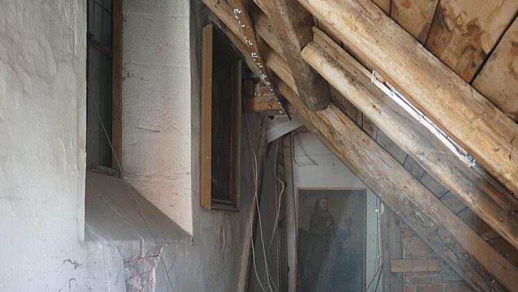 Am Dachboden über der Sakristei und dem Gang vom Kloster zur Kirche  fanden sich alte Gemälde, die wahrscheinlich von Franziskanern gemalt  wurden. Foto: Marion Eckert