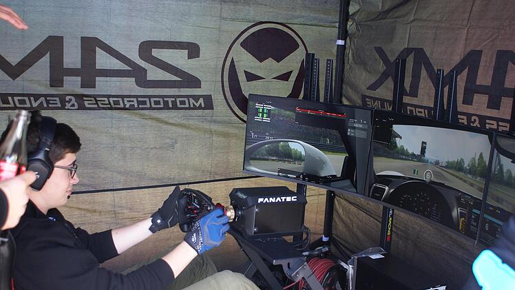Der Slim-Racing Simulator in Aktion. Er wurde bei der Feier nur allzu gerne ausprobiert. Foto: Milena Meder
