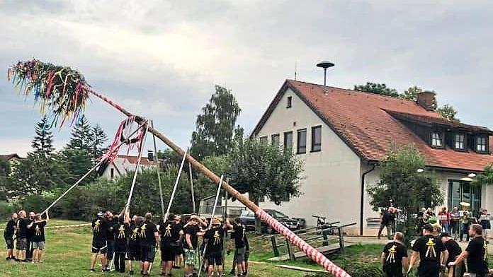 Der Samstagabend startet mit dem Aufstellen des Kirchweih-Baumes.K&auml;rwasburschen Steppach/FB