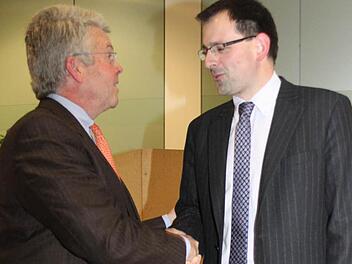 Fairer Verlierer und Demokrat: MdL Ludwig von Lerchenfeld gratuliert seinem Wunsiedler Landtagskollegen Martin Schöffel (rechts), der bei der Landtagswahl im nächsten Jahr für die CSU das Direktmandat im neuen Stimmkreis Wunsiedel-Kulmbach holen will. Fotos: Stephan Tiroch