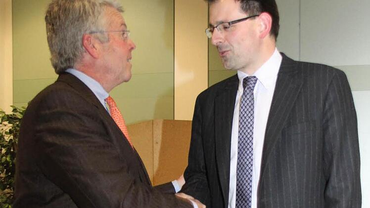 Fairer Verlierer und Demokrat: MdL Ludwig von Lerchenfeld gratuliert seinem Wunsiedler Landtagskollegen Martin Schöffel (rechts), der bei der Landtagswahl im nächsten Jahr für die CSU das Direktmandat im neuen Stimmkreis Wunsiedel-Kulmbach holen will. Fotos: Stephan Tiroch