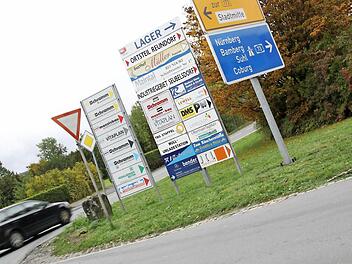 90 Prozent der befragten Unternehmer befürworten die Autobahn vor den Toren von Lichtenfels. Vor zehn Jahren war da die Skepsis deutlich größer. Im Bild die Firmen-Tafel für das Industriegebiet in Seubelsdorf  Foto: Bernhard Brandl