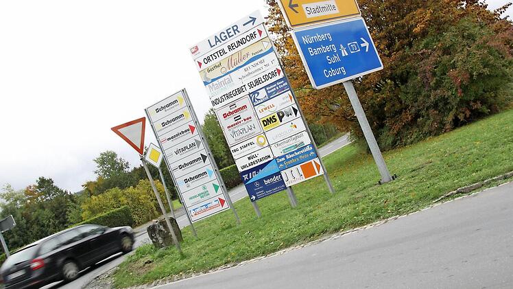 90 Prozent der befragten Unternehmer befürworten die Autobahn vor den Toren von Lichtenfels. Vor zehn Jahren war da die Skepsis deutlich größer. Im Bild die Firmen-Tafel für das Industriegebiet in Seubelsdorf  Foto: Bernhard Brandl
