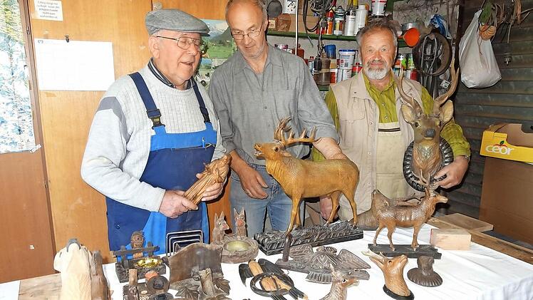 Suchen Exponate für die Ausstellung (von links): Ingbert Holzheimer, Herbert Holzheimer und Karl Rottenberger.