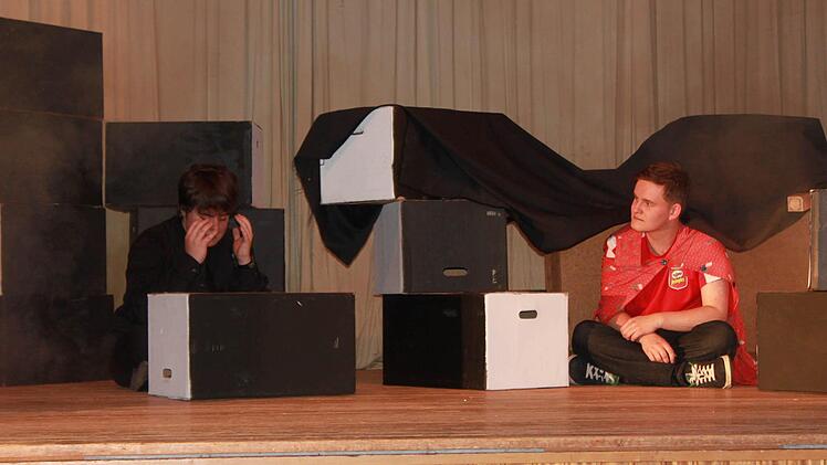 Faust und Mephisto haben sich verschworen, Faust will unbedingt Gretchen haben, Mephisto freut sich über die Gelegenheit eine weitere Seele für sein Reich zu beanspruchen. Foto: Katharina Becht