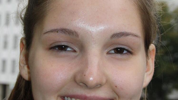 Vier Schüler der Klasse 10 e der Bad Kissinger Realschule haben die Biographien der Geschwister Kissinger vorgelesen. Eine davon war die 15-jährige Julia Kunz aus Bad Kissingen. "Mir sind die Stolpersteine in der Innenstadt schon aufgefallen", erinnert sie sich, und: "Das war genau an dem Tag, an dem wir über die Geschichte der jüdischen Bürger in der Schule gesprochen haben." Deshalb schaute sie sich die Inschrift der kleinen Bronze-Platten im Boden auch genau an. "Ich finde es schlimm, wie ...