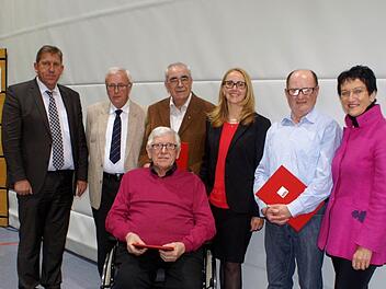 Auf dem Bild von links: MdB Andreas Schwarz, Altbürgermeister Gerhard Jäger, Reinhard Schmid, Joachim Haese OV-Vorsitzende Christine Jäger, Dieter Reitz, Landtagsvizepräsidentin Inge Aures, vorne Gerhard Rothlauf