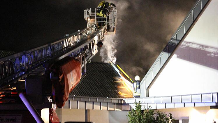 Bei der Brandbekämpfung im Oswaldweg in Höchstadt kam auch die Drehleiter zum Einsatz. Foto: Andreas Dorsch