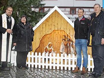 Gesegnete Weihnachtskrippe (von links): Kaplan Johannes Saffer, Pfarrerin Silke Kirchner, der Spender Christoph Janson und Michael Amthor, Leiter Touristik und Stadtmarketing. Foto: Christiane Lehmann