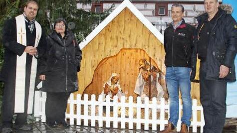 Gesegnete Weihnachtskrippe (von links): Kaplan Johannes Saffer, Pfarrerin Silke Kirchner, der Spender Christoph Janson und Michael Amthor, Leiter Touristik und Stadtmarketing. Foto: Christiane Lehmann