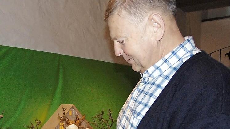 Franz Zettl liebt das Schnitzen. Foto: Petra Malbrich