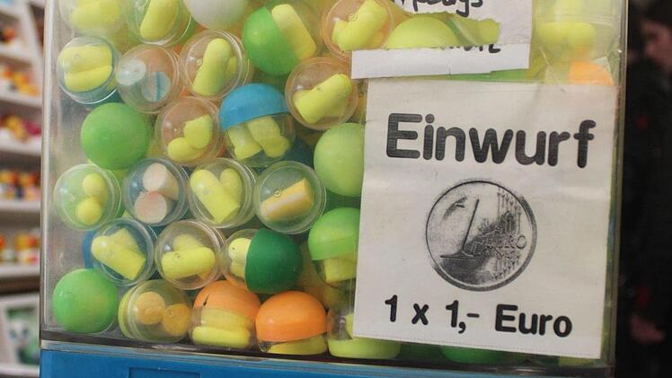 Schaumstoff gegen Dezibel - ein einstiger Kaugummi-Automat gibt nun Hörschutz her.