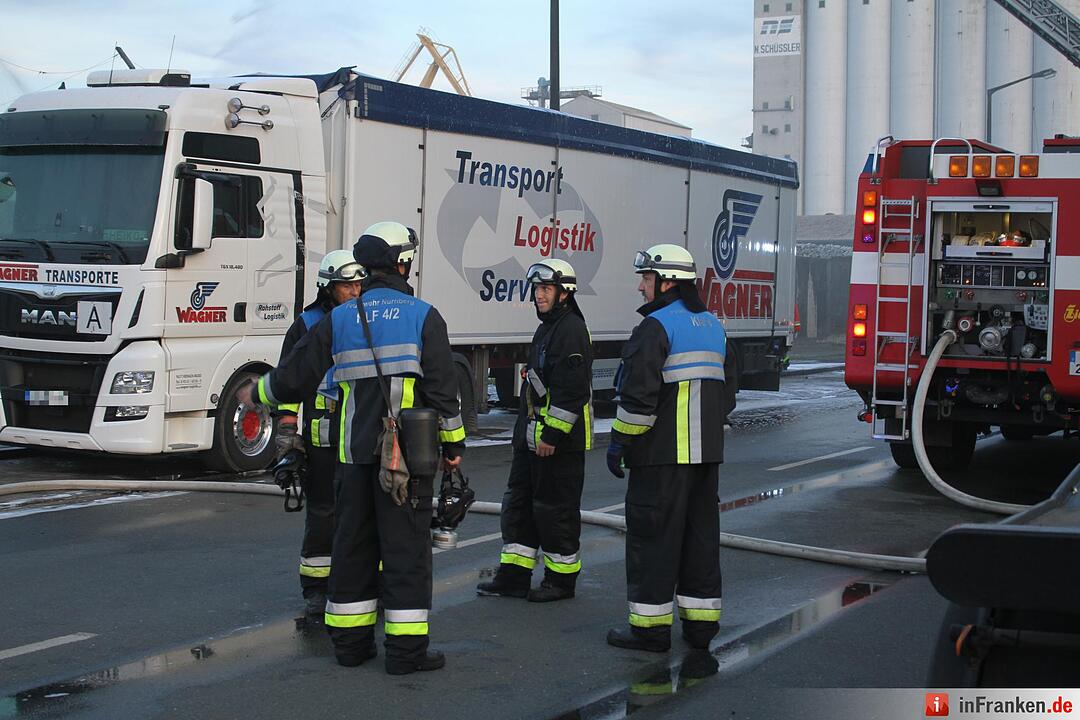 Müllberg am Nürnberger Hafen fängt Feuer – Großeinsatz der Feuerwehr