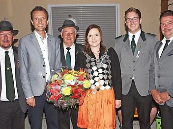 Glückwünsche für das neue Königshaus (von links): Vorsitzender Robert Eichhorn, Bürgermeister Andreas Hügerich, Dritter Bürgermeister Winfried Weinbeer, Schützenkönigin Anna Kuchlbauer, 2. Ritter Luis Gehrlicher, Schützenmeister Frank Reißmann  Foto: Alfred Thiereth
