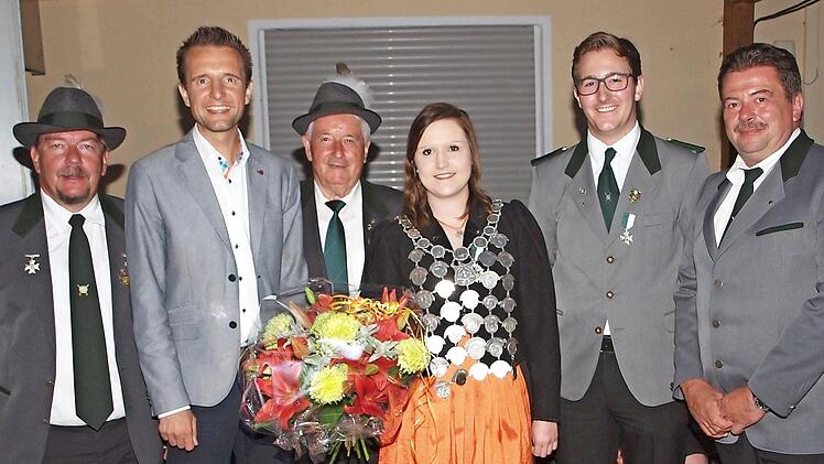 Glückwünsche für das neue Königshaus (von links): Vorsitzender Robert Eichhorn, Bürgermeister Andreas Hügerich, Dritter Bürgermeister Winfried Weinbeer, Schützenkönigin Anna Kuchlbauer, 2. Ritter Luis Gehrlicher, Schützenmeister Frank Reißmann  Foto: Alfred Thiereth