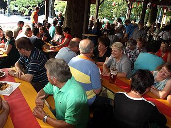 Die ehrenamtlichen Mitarbeiter aus dem Sozialbereich genossen den Abend. Foto: Richard Sänger
