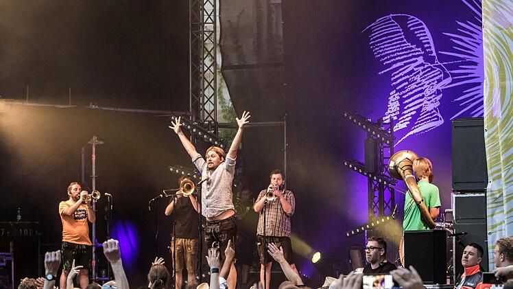 Krachledernes Outfit, mitreißend laute Beats: LaBrassBanda begeistert in Tambach . Foto: Jochen Berger