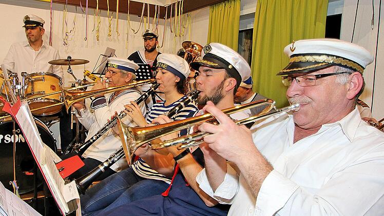 Eine Band des Musikvereins Kleinwenkheim unterhielt die Gäste den ganzen Abend lang. Martin Fiedler (ganz rechts) und Felix Gießner (Hintergrund, Mitte) bekamen Orten und Ehrennadeln des Fasnachtsverbandes Franken. Foto: Dieter Britz
