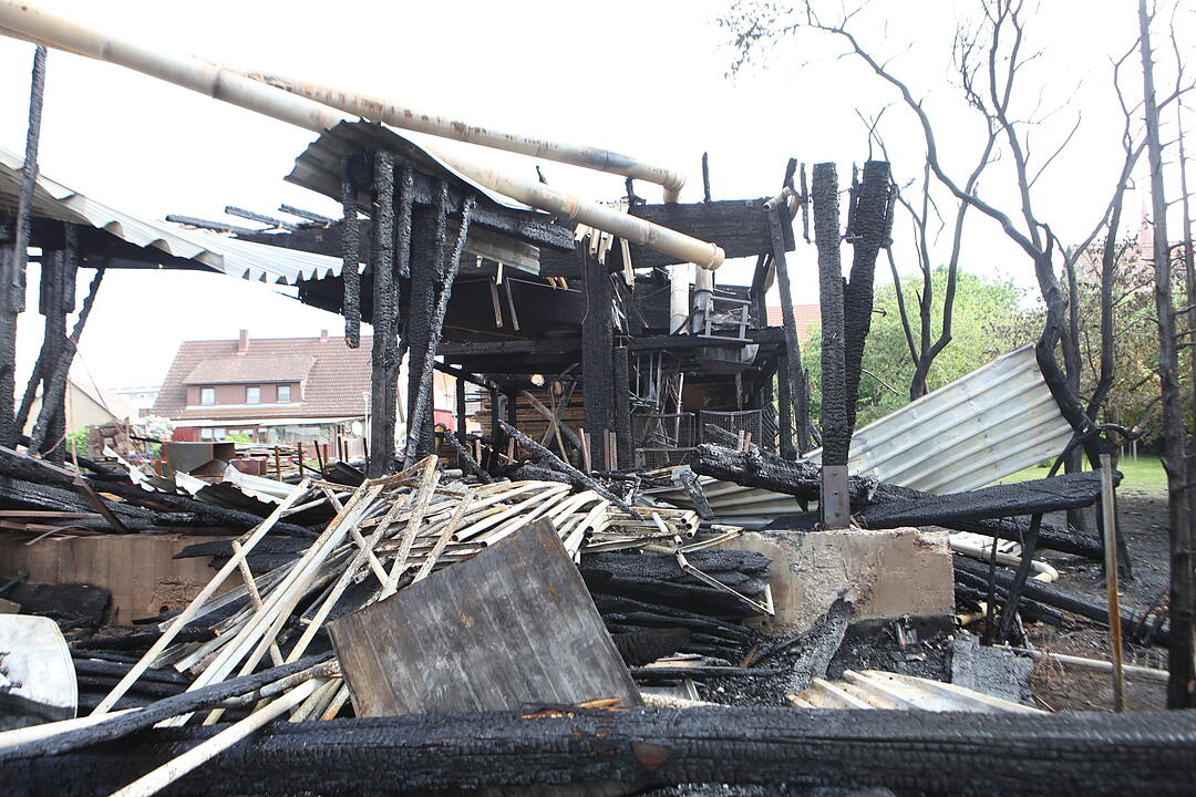 Flammen vernichten stillgelegte Zimmerei