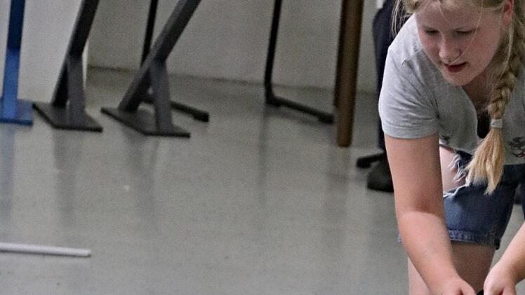 Tabea ist zehn Jahre alt. Hier nimmt ihr Kaninchen "Domino" Anlauf auf die Hürde. Foto: Helmut Will