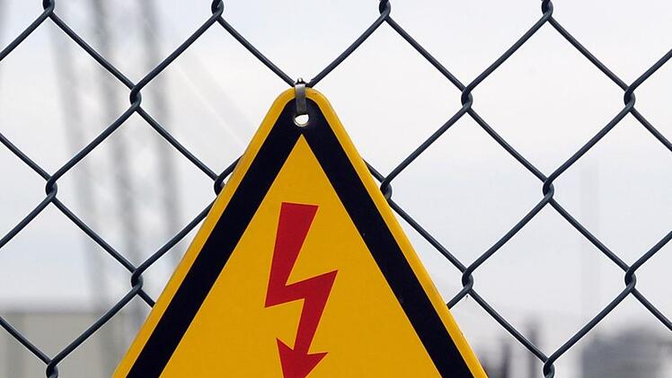 Bei einem Arbeitsunfall in Maßbach ist ein Bauarbeiter lebensgefährlich von einem Stromschlag verletzt worden. Symbolfoto: Bernd Settnik/dpa-Zentralbild/dpa