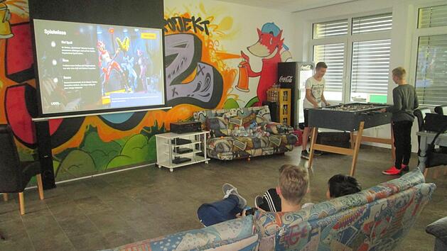 Treffpunkt f&uuml;r Teens: Das schicke Jugendzentrum mit allen Annehmlichkeiten - au&szlig;er Alkohol.  Fotos: Winfried Ehling