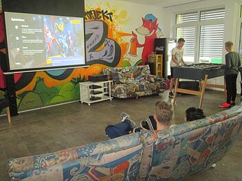 Treffpunkt für Teens: Das schicke Jugendzentrum mit allen Annehmlichkeiten - außer Alkohol.  Fotos: Winfried Ehling