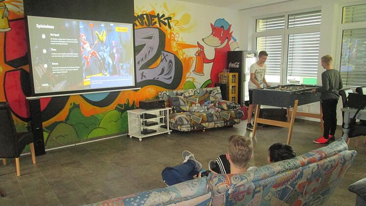 Treffpunkt für Teens: Das schicke Jugendzentrum mit allen Annehmlichkeiten - außer Alkohol.  Fotos: Winfried Ehling