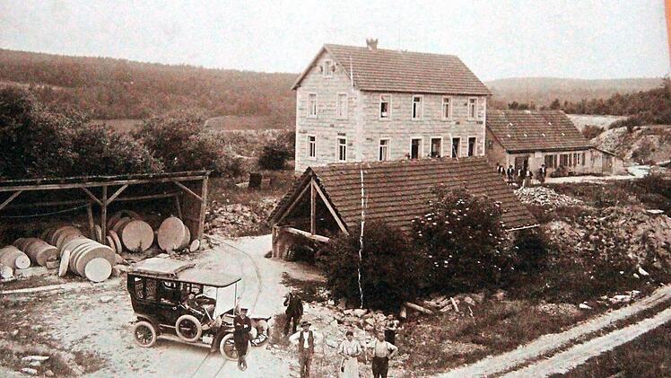 Das Gebäude der "Bayerischen Schleifsteinwerke" mit Nebenhaus ist heute noch im Besitz der Familie Brünner. Das Bild stammt aus dem frühen 19. Jahrhundert, wie am Dienstwagen der damaligen Besitzerfamilie Ankenbrand im Vordergrund zu erkennen ist.