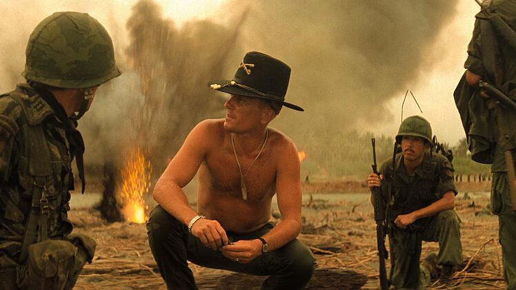 Mitten im Bombenhagel will Oberst Kilgore (Robert Duvall, Mitte) seine Jungs zum Surfen schicken.