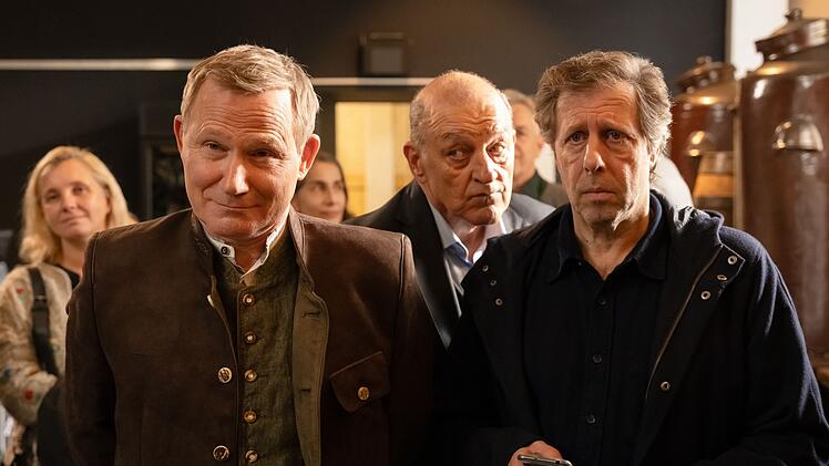 Wilsberg (Leonard Lansink, Mitte) und Ekki (Oliver Korittke, echts) fahren zur Brauerei, um den gefundenen Lotterieschein seinem rechtm&auml;&szlig;igen Besitzer zu &uuml;bergeben. Dort treffen sie auf Overbeck (Roland Jankowsky), der zuf&auml;lligerweise gerade an einer Brauereif&uuml;hrung teilnimmt.
