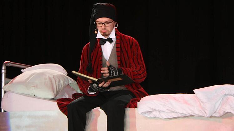 Mr. Scrooge (Fabian Altmann) einsam und allein