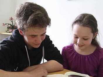 Thomas Henning (14) ist in der neunten Klasse und "unterrichtet" zur Zeit drei jüngere Schüler in Latein und Mathe. Für Kira Holtmann ist er wie ein großer Bruder, mit ihm macht Latein richtig Spaß. Foto: Sonja Adam