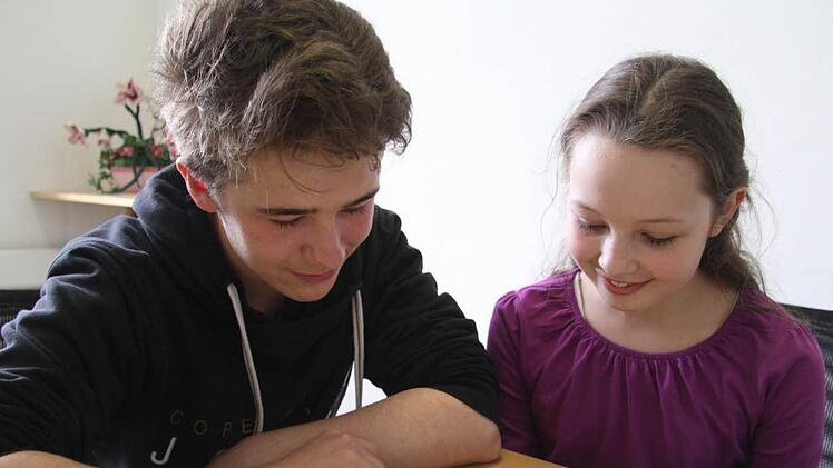 Thomas Henning (14) ist in der neunten Klasse und "unterrichtet" zur Zeit drei jüngere Schüler in Latein und Mathe. Für Kira Holtmann ist er wie ein großer Bruder, mit ihm macht Latein richtig Spaß. Foto: Sonja Adam