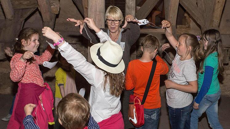 Bei der Gespenster-Führung wurdas Dac hgeschoß erkundet.Foto: Rudi Hein