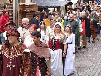 Mit einem kleinen Umzug wurde der 3. Mittelaltermarkt am Samstag in Ebern eröffnet.Mitglieder des Eberner Stadtrates hatten sich für die beiden tage in historische Gewänder gekleidet.  Fotos: Johanna Eckert