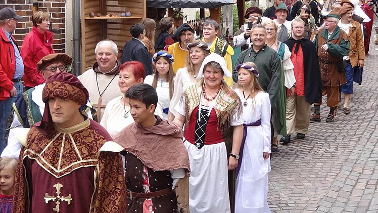 Mit einem kleinen Umzug wurde der 3. Mittelaltermarkt am Samstag in Ebern eröffnet.Mitglieder des Eberner Stadtrates hatten sich für die beiden tage in historische Gewänder gekleidet.  Fotos: Johanna Eckert
